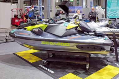 Pasila, Helsinki, Finlandiya 12 Şubat. 2025: Sea Doo RXP X RS 'nin Vene' deki kişisel su aracı (Boat) 2025, Messukeskus Helsinki 'de sergileniyor.