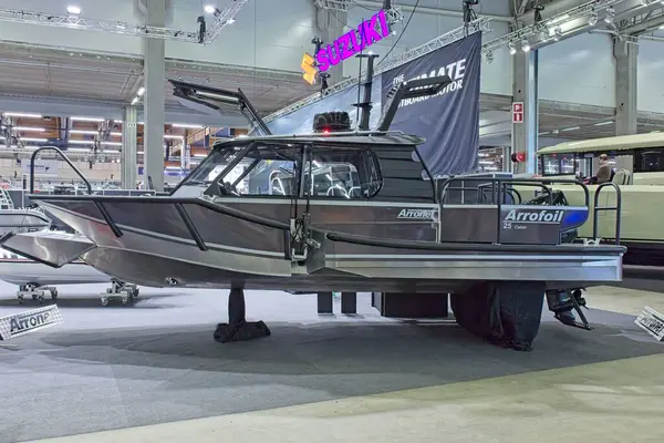 Pasila, Helsinki, Finlandiya 12 Şubat. 2025: Arronet Arrofoil 25 kabin botu Vene 'de (Boat) 2025 gösteri Messukeskus Helsinki' de.