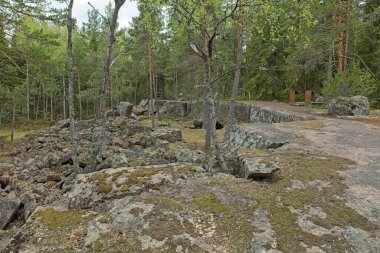 Pyterlahti 'nin tarihi Hevonniemi taş ocağı, 1820-30' larda I. Aleksandr 'in zafer kolonu için kazıldığı yer, Palace Square, Pyterlahti, Virolahti, Finlandiya.