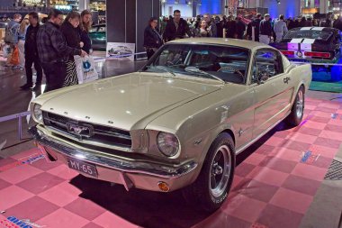 Pasila, Helsinki, Finlandiya, 4 Nisan. 2025: Ford Mustang Fastback (1965) Orijinal Amerikan Araba Fuarı ACS25 Helsinki Messukeskus Fuar ve Kongre Merkezi 'nde sergilendi.