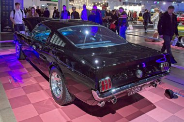 Pasila, Helsinki, Finlandiya, 4 Nisan. 2025: Ford Mustang Fastback 2 + 2 (1965) Orijinal Amerikan Araba Fuarı ACS25 Helsinki Messukeskus Fuarı ve Kongre Merkezi 'nde.