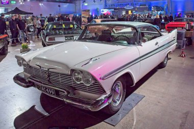 Pasila, Helsinki, Finlandiya, 4 Nisan. 2025: Plymouth Belvedere (1958) Orijinal Amerikan Araba Fuarı ACS25 Helsinki Messukeskus Fuar ve Kongre Merkezi 'nde sergilenmektedir..