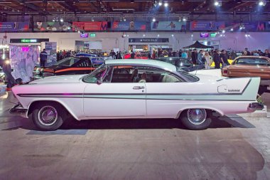 Pasila, Helsinki, Finlandiya, 4 Nisan. 2025: Plymouth Belvedere (1958) Orijinal Amerikan Araba Fuarı ACS25 Helsinki Messukeskus Fuar ve Kongre Merkezi 'nde sergilenmektedir..