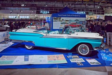 Pasila, Helsinki, Finlandiya, 4 Nisan. 2025: Ford Skyliner (1959) Orijinal Amerikan Araba Fuarı ACS25 Helsinki Messukeskus Fuar ve Kongre Merkezi 'nde.