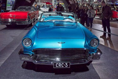 Pasila, Helsinki, Finlandiya, 4 Nisan. 2025: Ford Thunderbird (1957) Orijinal Amerikan Araba Fuarı ACS25 Helsinki Messukeskus Fuar ve Kongre Merkezi 'nde.