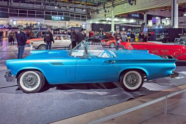Pasila, Helsinki, Finlandiya, 4 Nisan. 2025: Ford Thunderbird (1957) Orijinal Amerikan Araba Fuarı ACS25 Helsinki Messukeskus Fuar ve Kongre Merkezi 'nde.