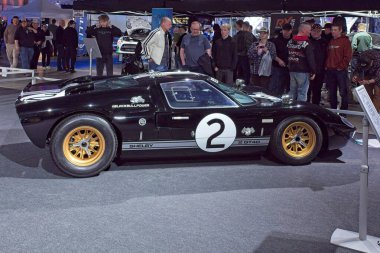 Pasila, Helsinki, Finlandiya, 4 Nisan. 2025: Ford Shelby GT40 mk II 50. yıl dönümü (1966) Orijinal Amerikan Araba Fuarı ACS25 sergisi Helsinki Messukeskus Fuar ve Kongre Merkezi.
