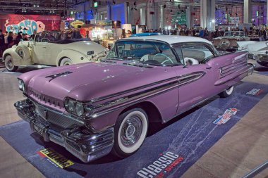 Pasila, Helsinki, Finlandiya, 4 Nisan. 2025: Oldsmobile 98 2D HT (1958) otomobil Orijinal Amerikan Araba Fuarı ACS25 Helsinki Messukeskus Fuarı ve Kongre Merkezi.