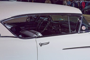 Pasila, Helsinki, Finlandiya, 4 Nisan. 2025: Cadillac Eldorado Seville kamarası (1958) Orijinal Amerikan Araba Fuarı ACS25 sergisi Helsinki Messukeskus Fuarı ve Kongre Merkezi.