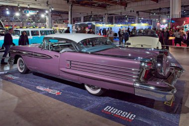 Pasila, Helsinki, Finlandiya, 4 Nisan. 2025: Oldsmobile 98 2D HT (1958) otomobil Orijinal Amerikan Araba Fuarı ACS25 Helsinki Messukeskus Fuarı ve Kongre Merkezi.