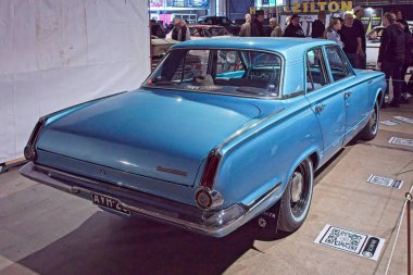 Pasila, Helsinki, Finlandiya, 4 Nisan. 2025: Plymouth Valiant (1965) Orijinal Amerikan Araba Fuarı ACS25 Helsinki Messukeskus Fuar ve Kongre Merkezi 'nde sergilenmektedir..