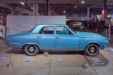 Pasila, Helsinki, Finlandiya, 4 Nisan. 2025: Plymouth Valiant (1965) Orijinal Amerikan Araba Fuarı ACS25 Helsinki Messukeskus Fuar ve Kongre Merkezi 'nde sergilenmektedir..