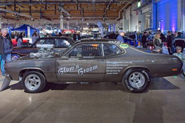 Pasila, Helsinki, Finlandiya, 4 Nisan. 2025: Plymouth Duster (1970) Orijinal Amerikan Araba Fuarı ACS25 Helsinki Messukeskus Fuar ve Kongre Merkezi 'nde sergilenmektedir..