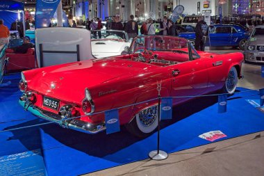 Pasila, Helsinki, Finlandiya, 4 Nisan. 2025: Ford Thunderbird (1955) Orijinal Amerikan Araba Fuarı ACS25 Helsinki Messukeskus Fuar ve Kongre Merkezi 'nde.