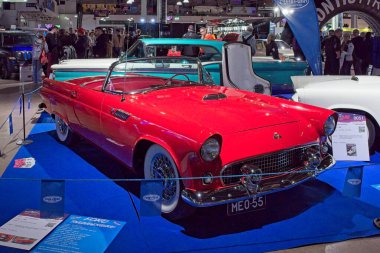 Pasila, Helsinki, Finlandiya, 4 Nisan. 2025: Ford Thunderbird (1955) Orijinal Amerikan Araba Fuarı ACS25 Helsinki Messukeskus Fuar ve Kongre Merkezi 'nde.