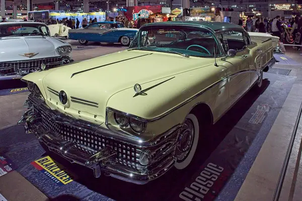 Pasila, Helsinki, Finlandiya, 4 Nisan. 2025: Buick Roadmaster (1958) Orijinal Amerikan Araba Fuarı ACS25 Helsinki Messukeskus Fuar ve Kongre Merkezi 'nde.