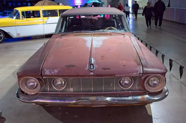 Pasila, Helsinki, Finlandiya, 4 Nisan. 2025: Plymouth Belvedere STW (1962) Orijinal Amerikan Araba Fuarı ACS25 Helsinki Messukeskus Fuar ve Kongre Merkezi 'nde sergilenmektedir..