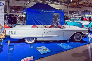 Pasila, Helsinki, Finlandiya, 4 Nisan. 2025: Ford Thunderbird Üstü açılabilir (1960) Orijinal Amerikan Araba Fuarı ACS25 Helsinki Messukeskus Fuar ve Kongre Merkezi 'nde sergileniyor.