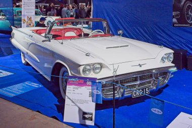 Pasila, Helsinki, Finlandiya, 4 Nisan. 2025: Ford Thunderbird Üstü açılabilir (1960) Orijinal Amerikan Araba Fuarı ACS25 Helsinki Messukeskus Fuar ve Kongre Merkezi 'nde sergileniyor.