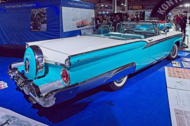 Pasila, Helsinki, Finlandiya, 4 Nisan. 2025: Ford Skyliner (1959) Orijinal Amerikan Araba Fuarı ACS25 Helsinki Messukeskus Fuar ve Kongre Merkezi 'nde.