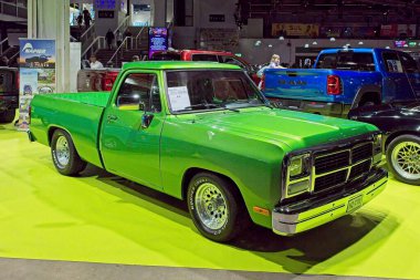 Pasila, Helsinki, Finlandiya, 4 Nisan. 2025: Dodge RAM D100 5.2 V8 A (1988) Orijinal Amerikan Araba Fuarı ACS25 Helsinki Messukeskus Fuarı ve Kongre Merkezi 'nde.