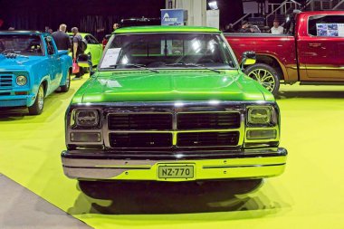 Pasila, Helsinki, Finlandiya, 4 Nisan. 2025: Dodge RAM D100 5.2 V8 A (1988) Orijinal Amerikan Araba Fuarı ACS25 Helsinki Messukeskus Fuarı ve Kongre Merkezi 'nde.