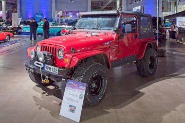 Pasila, Helsinki, Finlandiya, 4 Nisan. 2025: Jeep Wrangler Spor (1997) Orijinal Amerikan Araba Fuarı ACS25 Helsinki Messukeskus Fuar ve Kongre Merkezi 'nde sergileniyor.