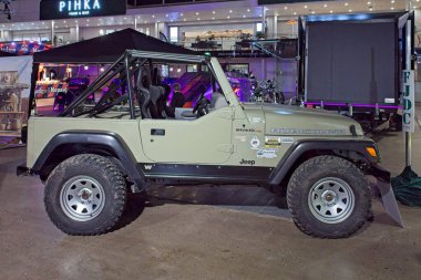 Pasila, Helsinki, Finlandiya, 4 Nisan. 2025: Jeep Wrangler Rubicon (2005) Orijinal Amerikan Araba Fuarı ACS25 Helsinki Messukeskus Fuar ve Kongre Merkezi 'nde sergileniyor.