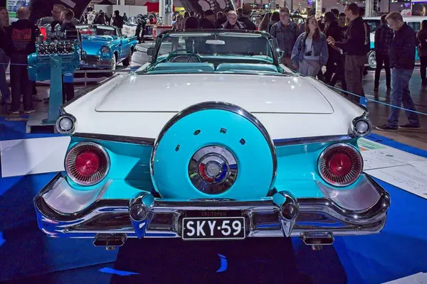 Pasila, Helsinki, Finlandiya, 4 Nisan. 2025: Ford Skyliner (1959) Orijinal Amerikan Araba Fuarı ACS25 Helsinki Messukeskus Fuar ve Kongre Merkezi 'nde.
