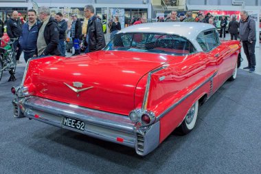 Lahti, Finlandiya, 3 Mayıs. 2025: Cadillc Coupe Deville (1957) arabası Lahti Sergi ve Kongre Merkezi Klasik Motor Fuarı 'nda.
