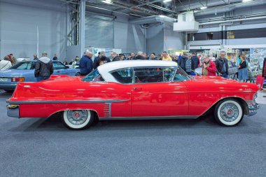 Lahti, Finlandiya, 3 Mayıs. 2025: Cadillc Coupe Deville (1957) arabası Lahti Sergi ve Kongre Merkezi Klasik Motor Fuarı 'nda.