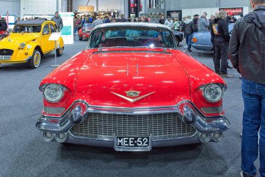 Lahti, Finlandiya, 3 Mayıs. 2025: Cadillc Coupe Deville (1957) arabası Lahti Sergi ve Kongre Merkezi Klasik Motor Fuarı 'nda.