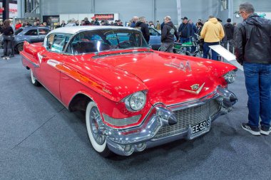 Lahti, Finlandiya, 3 Mayıs. 2025: Cadillc Coupe Deville (1957) arabası Lahti Sergi ve Kongre Merkezi Klasik Motor Fuarı 'nda.