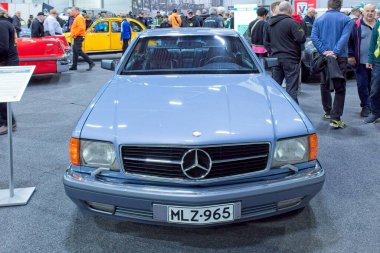 Lahti, Finlandiya, 3 Mayıs. 2025: Mercedes-Benz 420 SEC (1989) Lahti Sergi ve Kongre Merkezindeki Klasik Otomobil Fuarı.