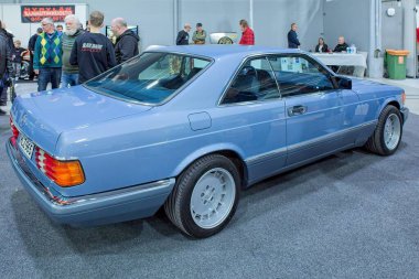 Lahti, Finlandiya, 3 Mayıs. 2025: Mercedes-Benz 420 SEC (1989) Lahti Sergi ve Kongre Merkezindeki Klasik Otomobil Fuarı.