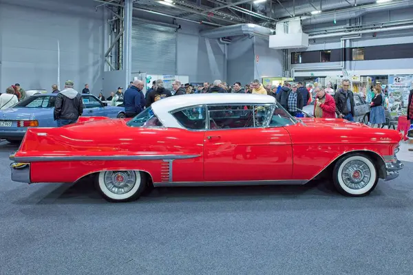 Lahti, Finlandiya, 3 Mayıs. 2025: Cadillc Coupe Deville (1957) arabası Lahti Sergi ve Kongre Merkezi Klasik Motor Fuarı 'nda.