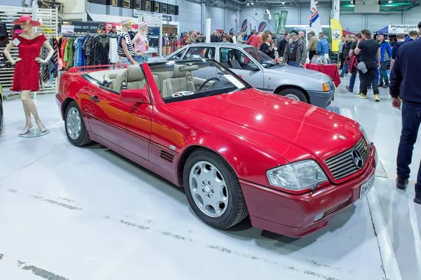 Lahti, Finlandiya, 3 Mayıs. 2025: Mercedes-Benz 300 SL R129 (1989) Lahti Sergi ve Kongre Merkezi Klasik Motor Fuarı 'nda.