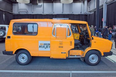 Lahti, Finlandiya, 3 Mayıs. 2025: Lahti Sergi ve Kongre Merkezi Klasik Motor Fuarı 'nda nakliye aracı Sherpa (1983) minibüsü.