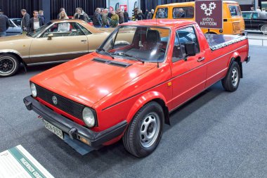 Lahti, Finlandiya, 3 Mayıs. 2025: Lahti Sergi ve Kongre Merkezi Klasik Motor Fuarında Volkswagen Caddy (1987) arabası.