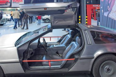 Lahti, Finlandiya, 3 Mayıs. 2025: DeLorean DMC-12 Coupe (1981) Lahti Sergi ve Kongre Merkezi 'ndeki Klasik Motor Fuarında.