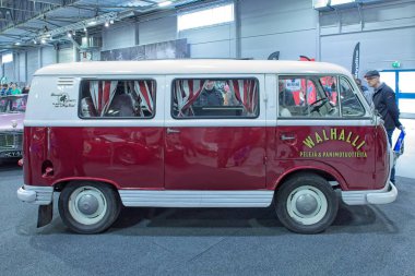 Lahti, Finlandiya, 3 Mayıs. 2025: Ford Taunus Transit (1964) minibüsü Lahti Sergi ve Kongre Merkezi Klasik Motor Fuarında.