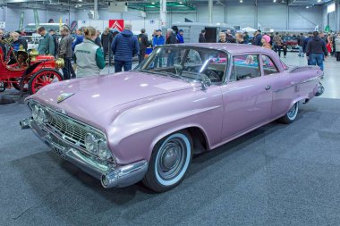 Lahti, Finlandiya, 3 Mayıs. 2025: Dodge Dart Seneca (1961) Lahti Sergi ve Kongre Merkezindeki Klasik Motor Fuarında.