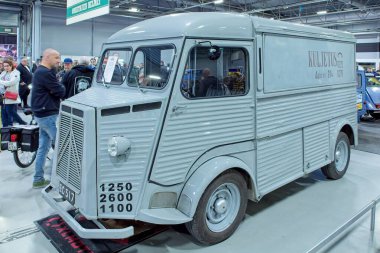 Lahti, Finlandiya, 3 Mayıs. 2025: Lahti Sergi ve Kongre Merkezi Klasik Motor Fuarı 'nda Citroen H (1954) minibüsü.