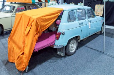 Lahti, Finlandiya, 3 Mayıs. 2025: Lahti Sergi ve Kongre Merkezi Klasik Motor Fuarında Renault 4L (1963) arabası.