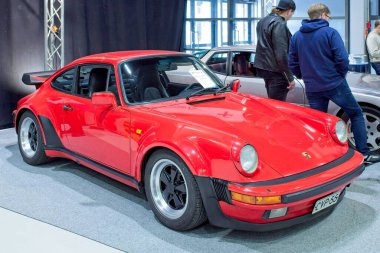 Lahti, Finlandiya, 3 Mayıs. 2025: Porsche 911 Turbo (1986) Lahti Sergi ve Kongre Merkezi Klasik Motor Fuarında.