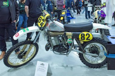 Lahti, Finlandiya, 3 Mayıs. 2025: Husqvarna CR500 Silver Streak (1982) motosiklet Lahti Sergi ve Kongre Merkezi Klasik Motor Fuarı 'nda.