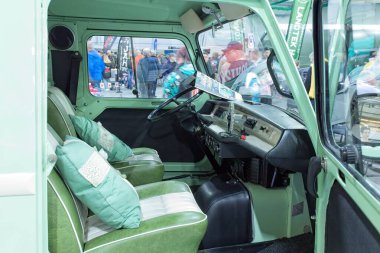 Lahti, Finlandiya, 3 Mayıs. 2025: Lahti Sergi ve Kongre Merkezi 'ndeki Klasik Otomobil Fuarı' nda Renault Estafette kulübesi.
