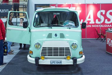 Lahti, Finlandiya, 3 Mayıs. 2025: Lahti Sergi ve Kongre Merkezi Klasik Otomobil Fuarında Renault Estafette minibüsü.