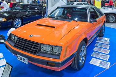 Lahti, Finlandiya, 3 Mayıs. 2025: Ford Mustang HB GHIA (1979) Lahti Sergi ve Kongre Merkezindeki Klasik Otomobil Fuarında.