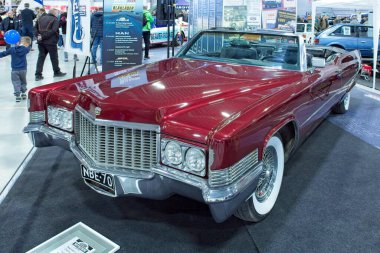 Lahti, Finlandiya, 3 Mayıs. 2025: Cadillac DeVille Cabriolet (1979) Lahti Sergi ve Kongre Merkezi 'ndeki Klasik Motor Fuarı' nda.
